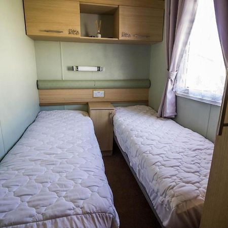 Lovely Caravan With Wifi At Broadland Sands In Suffolk Ref 20035Bs Hotell Hopton on Sea Eksteriør bilde