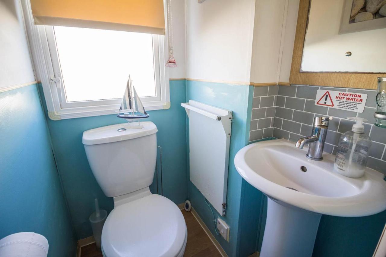 Lovely Caravan With Wifi At Broadland Sands In Suffolk Ref 20035Bs Hotell Hopton on Sea Eksteriør bilde
