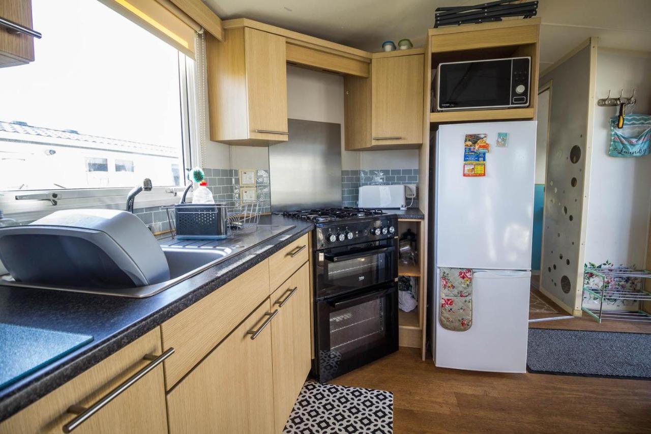 Lovely Caravan With Wifi At Broadland Sands In Suffolk Ref 20035Bs Hotell Hopton on Sea Eksteriør bilde