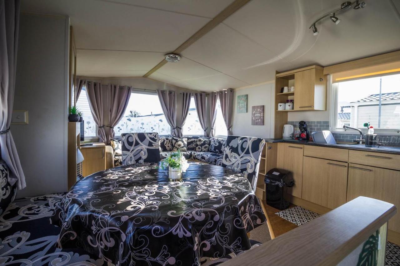 Lovely Caravan With Wifi At Broadland Sands In Suffolk Ref 20035Bs Hotell Hopton on Sea Eksteriør bilde