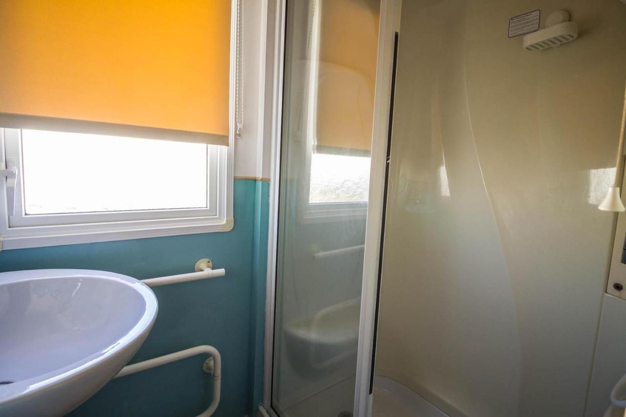 Lovely Caravan With Wifi At Broadland Sands In Suffolk Ref 20035Bs Hotell Hopton on Sea Eksteriør bilde