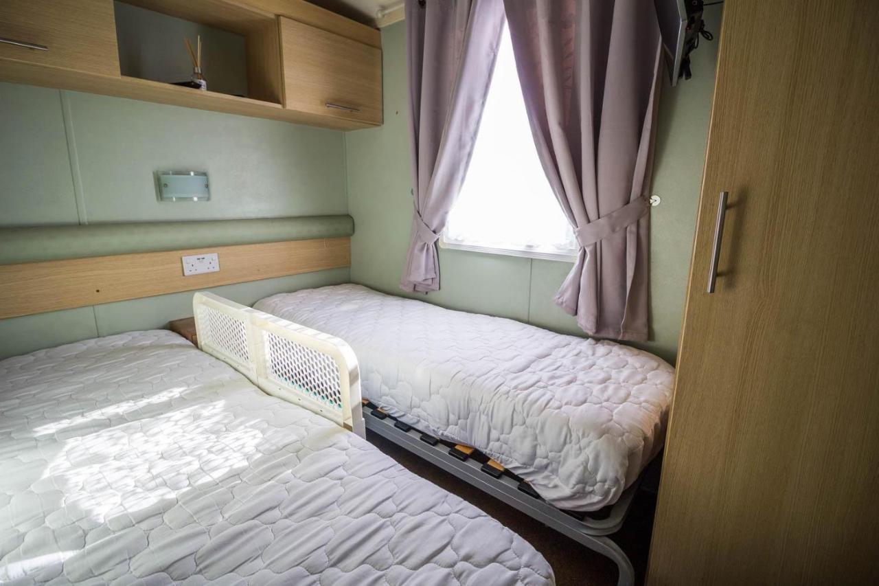 Lovely Caravan With Wifi At Broadland Sands In Suffolk Ref 20035Bs Hotell Hopton on Sea Eksteriør bilde